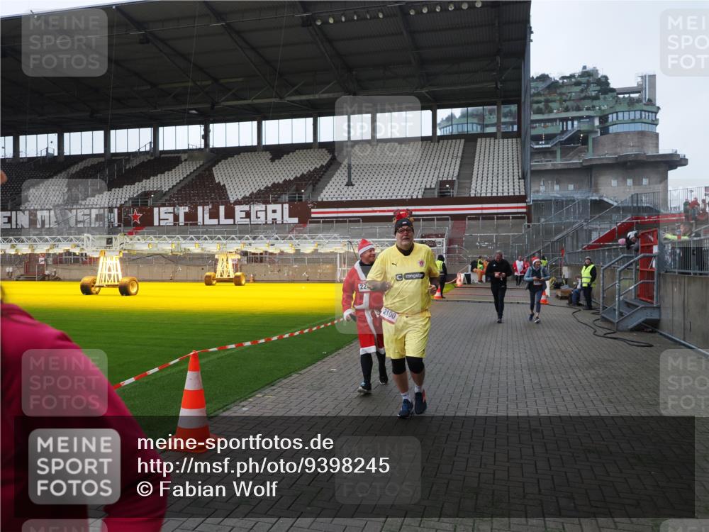 07.12.2025 - St. Pauli X-Mass-Run No. 15 Fabian Wolf http://msf.ph/oto/9398245 07.12.2025 10:49:54 Ziel 916, 1035, 1232, 2100, 2201, 2338, 2340, 2341, 2777, 2779, 3026, 3030, 3380 meine-sportfotos.de