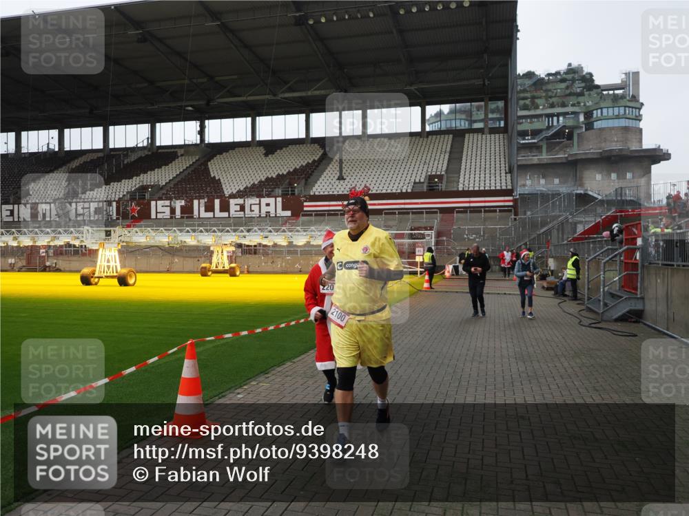 07.12.2025 - St. Pauli X-Mass-Run No. 15 Fabian Wolf http://msf.ph/oto/9398248 07.12.2025 10:49:55 Ziel 916, 1035, 1232, 2100, 2201, 2338, 2340, 2341, 2777, 2779, 3026, 3030, 3380 meine-sportfotos.de