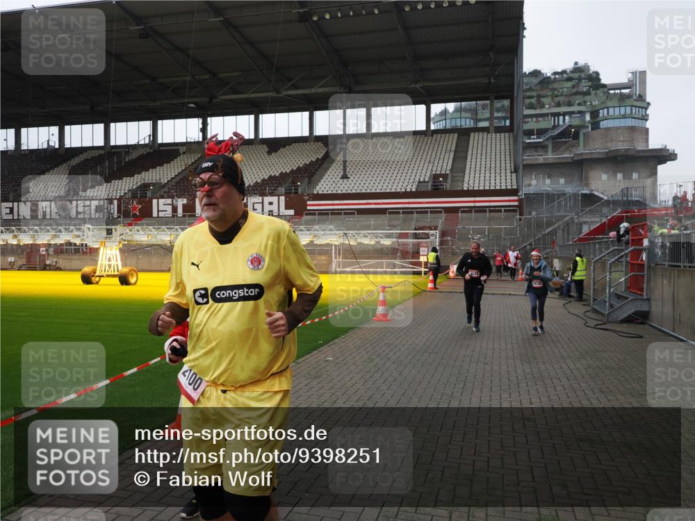 07.12.2025 - St. Pauli X-Mass-Run No. 15 Fabian Wolf http://msf.ph/oto/9398251 07.12.2025 10:49:56 Ziel 916, 1035, 1232, 2100, 2201, 2338, 2340, 2341, 2777, 2779, 3026, 3030, 3380, 4855 meine-sportfotos.de