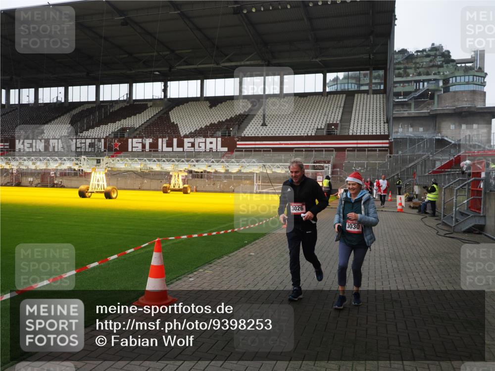 07.12.2025 - St. Pauli X-Mass-Run No. 15 Fabian Wolf http://msf.ph/oto/9398253 07.12.2025 10:49:59 Ziel 40, 916, 1035, 1232, 2100, 2201, 2338, 2341, 2575, 2777, 2779, 3026, 3030, 3380, 4855 meine-sportfotos.de