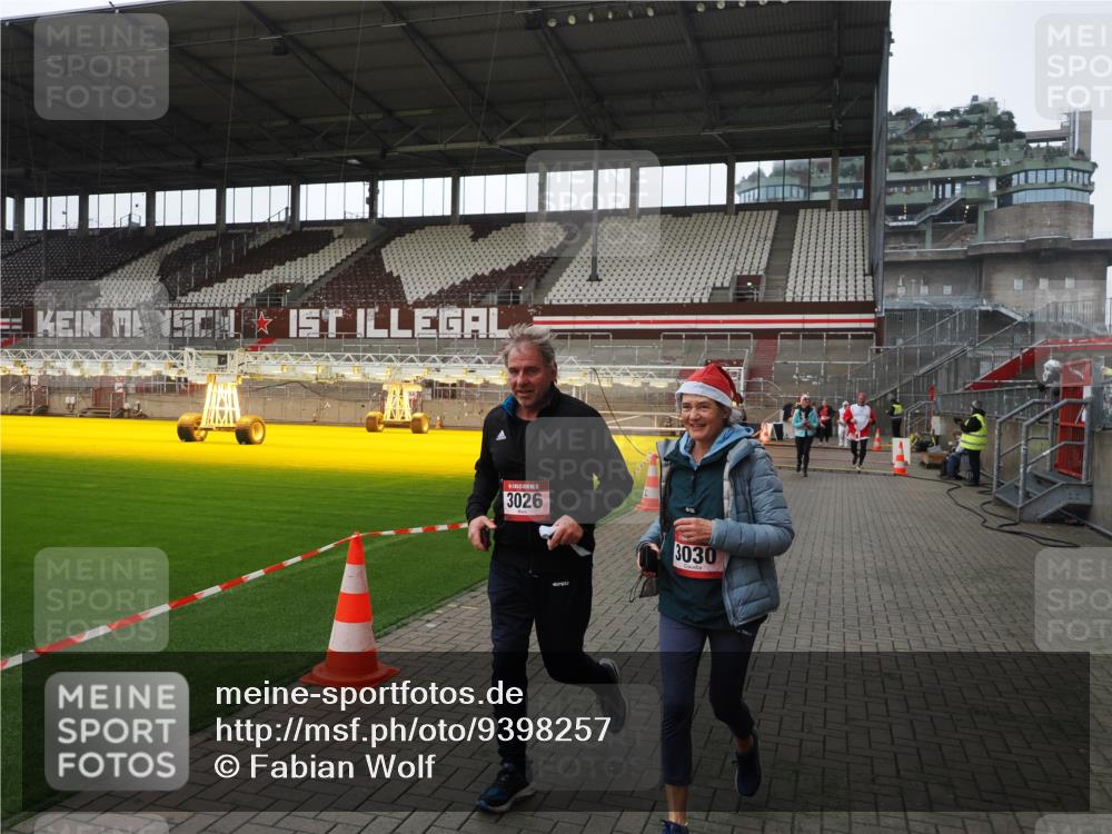 07.12.2025 - St. Pauli X-Mass-Run No. 15 Fabian Wolf http://msf.ph/oto/9398257 07.12.2025 10:49:59 Ziel 40, 916, 1035, 1232, 2100, 2201, 2338, 2341, 2575, 2777, 2779, 3026, 3030, 3380, 4855 meine-sportfotos.de