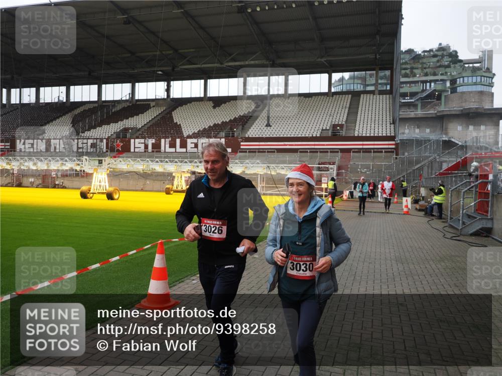 07.12.2025 - St. Pauli X-Mass-Run No. 15 Fabian Wolf http://msf.ph/oto/9398258 07.12.2025 10:50:00 Ziel 40, 916, 1035, 1232, 2100, 2201, 2338, 2575, 2777, 3026, 3030, 3380, 4855 meine-sportfotos.de