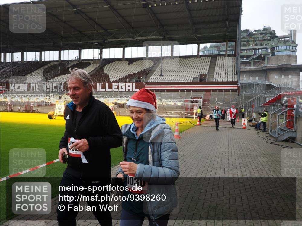 07.12.2025 - St. Pauli X-Mass-Run No. 15 Fabian Wolf http://msf.ph/oto/9398260 07.12.2025 10:50:00 Ziel 40, 916, 1035, 1232, 2100, 2201, 2338, 2575, 2777, 3026, 3030, 3380, 4855 meine-sportfotos.de