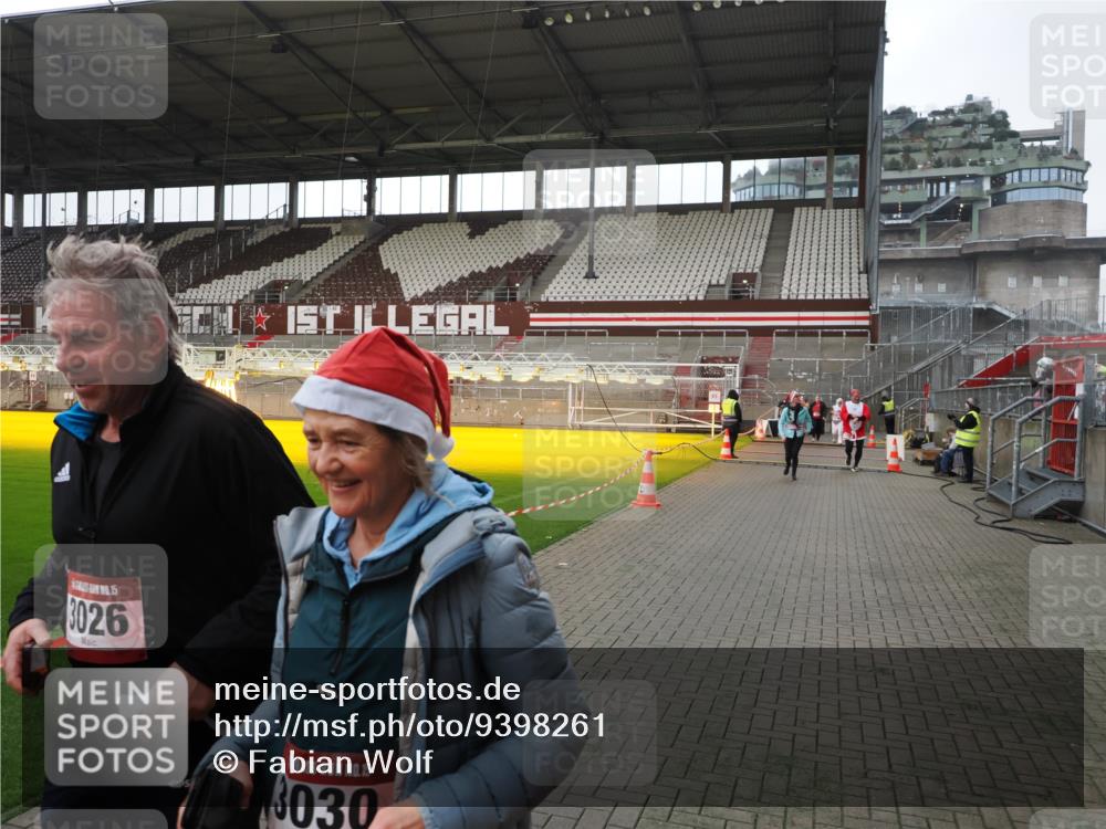 07.12.2025 - St. Pauli X-Mass-Run No. 15 Fabian Wolf http://msf.ph/oto/9398261 07.12.2025 10:50:00 Ziel 40, 916, 1035, 1232, 2100, 2201, 2338, 2575, 2777, 3026, 3030, 3380, 4855 meine-sportfotos.de