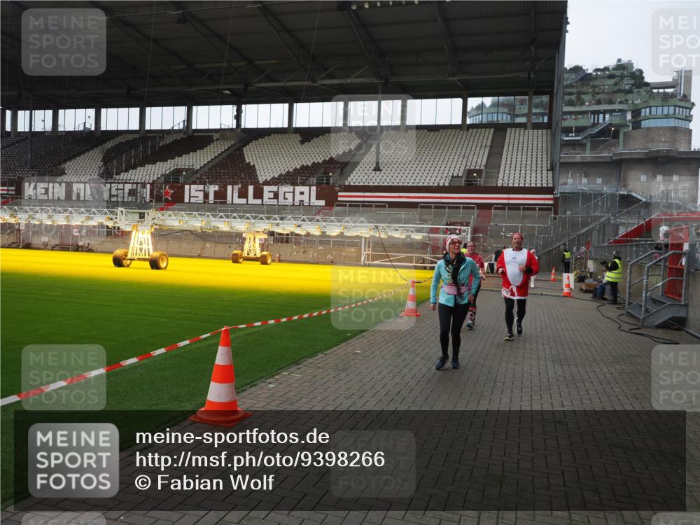 07.12.2025 - St. Pauli X-Mass-Run No. 15 Fabian Wolf http://msf.ph/oto/9398266 07.12.2025 10:50:05 Ziel 40, 904, 905, 2100, 2201, 2575, 3026, 3030, 4855 meine-sportfotos.de
