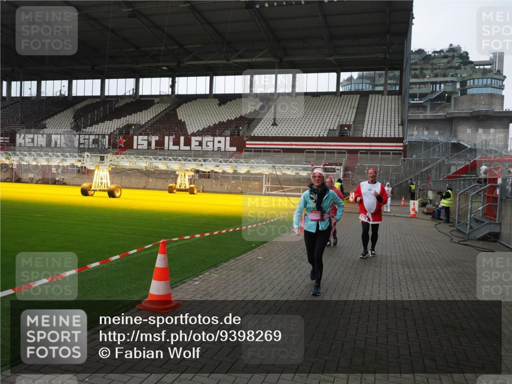 07.12.2025 - St. Pauli X-Mass-Run No. 15 Fabian Wolf http://msf.ph/oto/9398269 07.12.2025 10:50:06 Ziel 40, 904, 905, 2575, 3026, 3030, 4855 meine-sportfotos.de