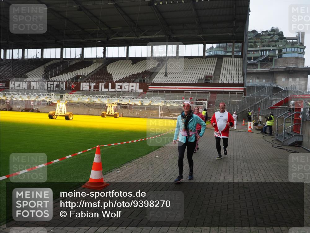07.12.2025 - St. Pauli X-Mass-Run No. 15 Fabian Wolf http://msf.ph/oto/9398270 07.12.2025 10:50:06 Ziel 40, 904, 905, 2575, 3026, 3030, 4855 meine-sportfotos.de