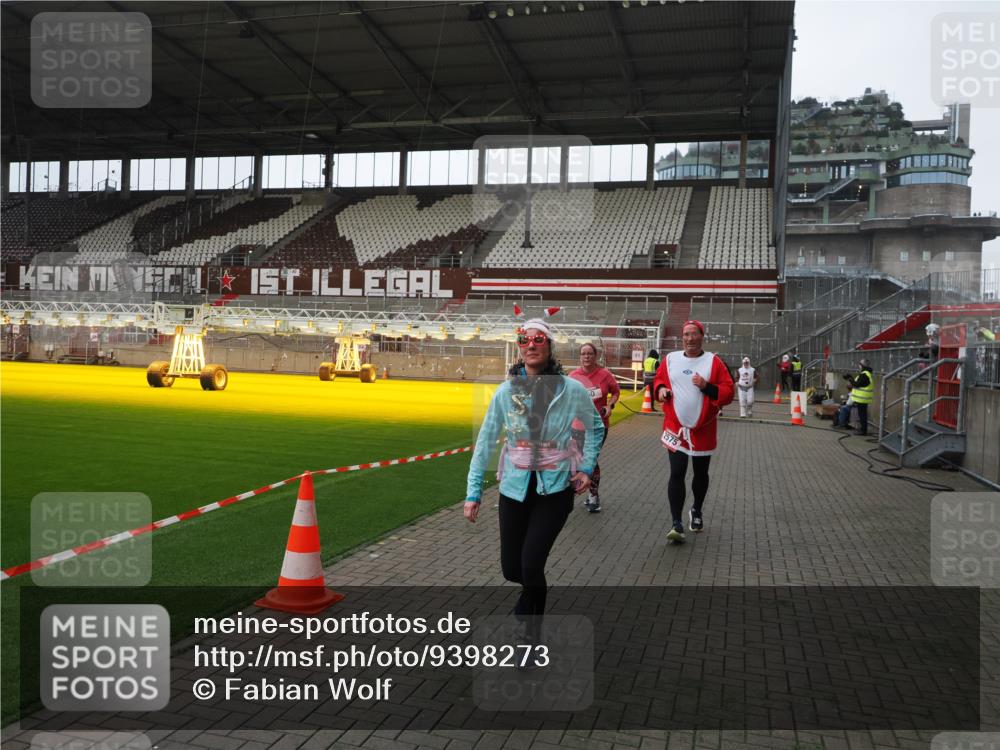 07.12.2025 - St. Pauli X-Mass-Run No. 15 Fabian Wolf http://msf.ph/oto/9398273 07.12.2025 10:50:06 Ziel 40, 904, 905, 2575, 3026, 3030, 4855 meine-sportfotos.de
