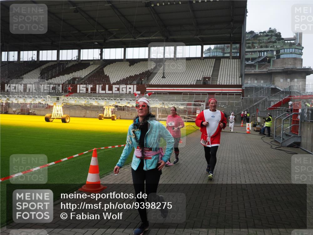 07.12.2025 - St. Pauli X-Mass-Run No. 15 Fabian Wolf http://msf.ph/oto/9398275 07.12.2025 10:50:07 Ziel 40, 904, 905, 2575, 3026, 4855 meine-sportfotos.de