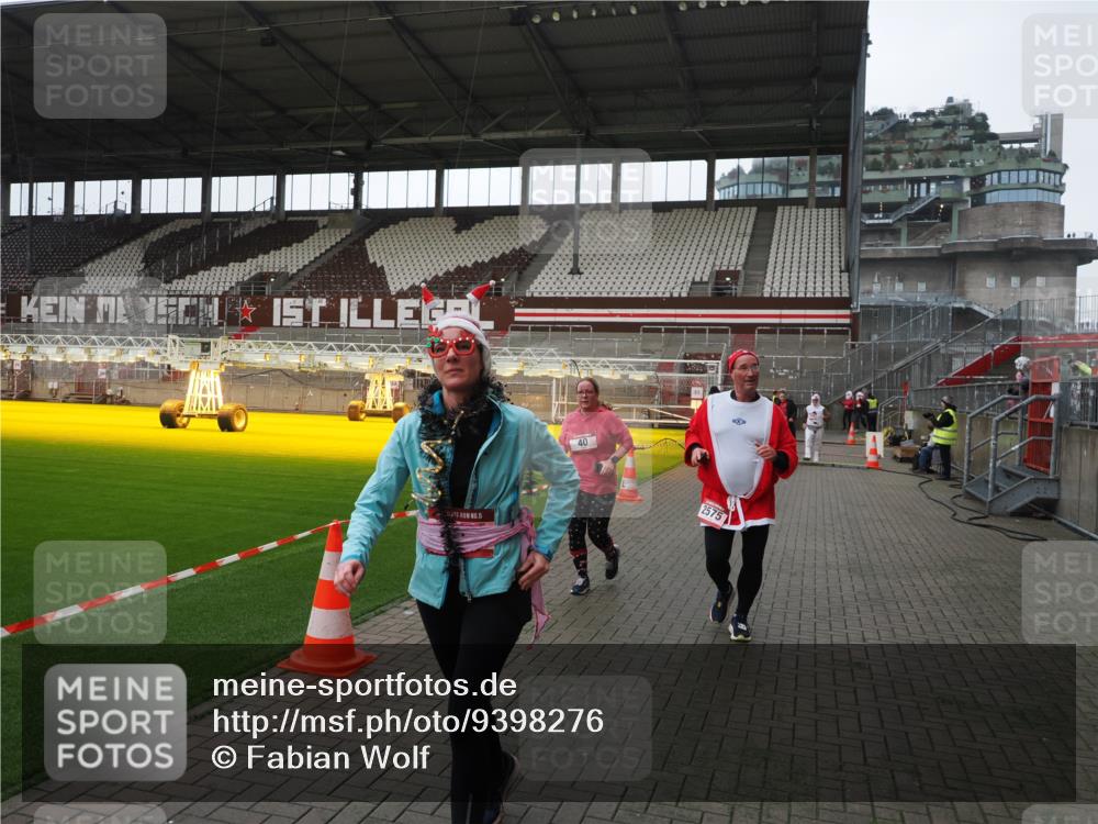 07.12.2025 - St. Pauli X-Mass-Run No. 15 Fabian Wolf http://msf.ph/oto/9398276 07.12.2025 10:50:07 Ziel 40, 904, 905, 2575, 3026, 4855 meine-sportfotos.de