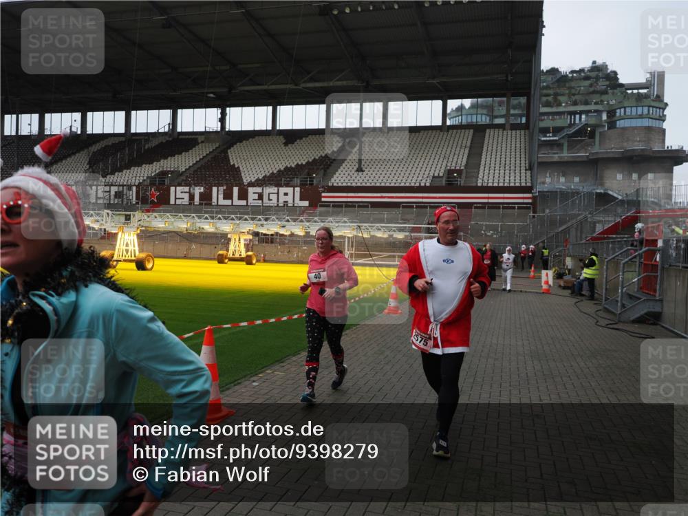 07.12.2025 - St. Pauli X-Mass-Run No. 15 Fabian Wolf http://msf.ph/oto/9398279 07.12.2025 10:50:08 Ziel 40, 904, 905, 2575, 3026, 4855 meine-sportfotos.de