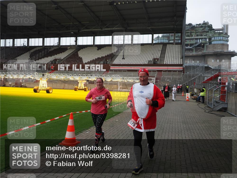 07.12.2025 - St. Pauli X-Mass-Run No. 15 Fabian Wolf http://msf.ph/oto/9398281 07.12.2025 10:50:08 Ziel 40, 904, 905, 2575, 3026, 4855 meine-sportfotos.de
