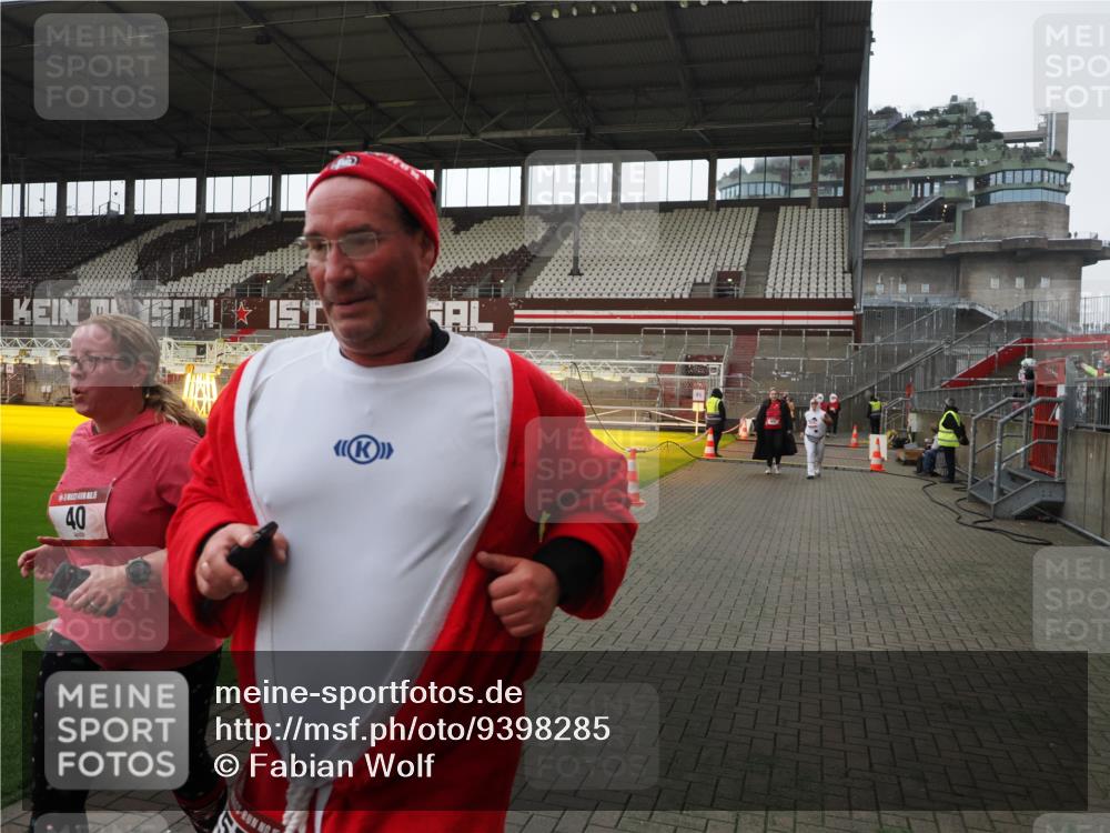 07.12.2025 - St. Pauli X-Mass-Run No. 15 Fabian Wolf http://msf.ph/oto/9398285 07.12.2025 10:50:09 Ziel 40, 904, 905, 2575, 3026, 4855 meine-sportfotos.de