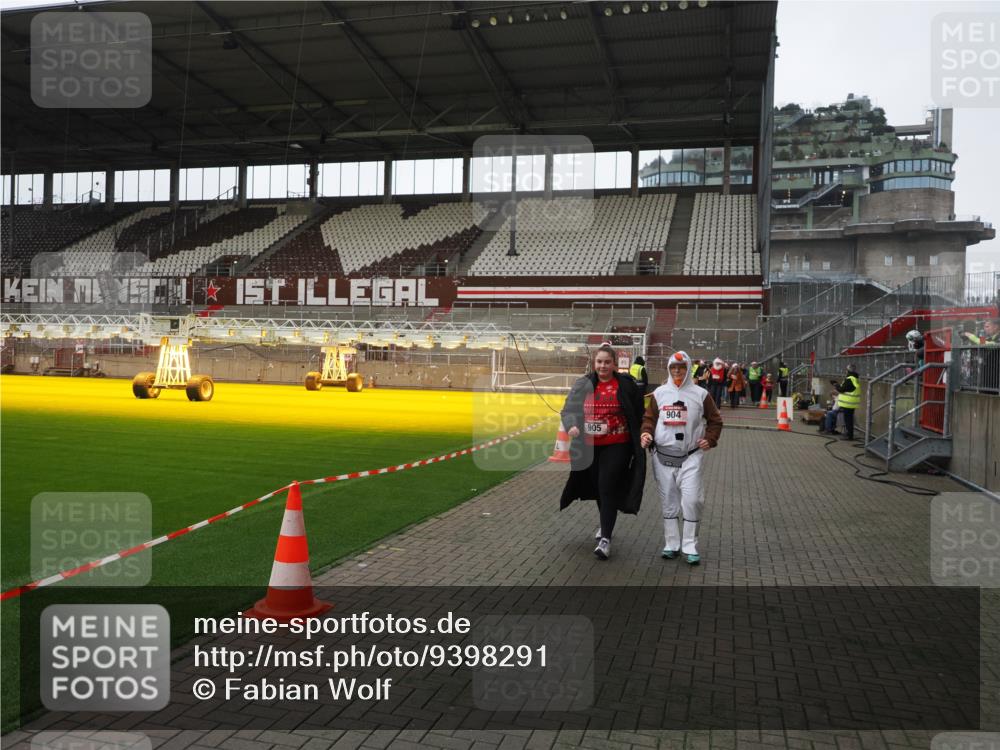 07.12.2025 - St. Pauli X-Mass-Run No. 15 Fabian Wolf http://msf.ph/oto/9398291 07.12.2025 10:50:17 Ziel 40, 904, 905, 2575, 4110, 4111 meine-sportfotos.de
