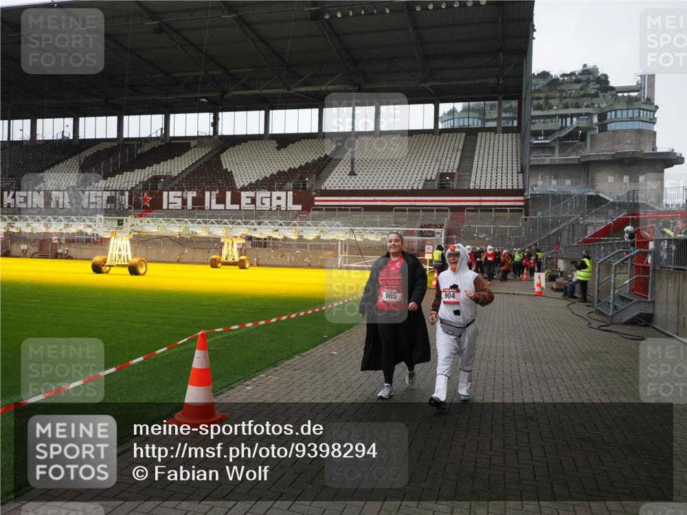 07.12.2025 - St. Pauli X-Mass-Run No. 15 Fabian Wolf http://msf.ph/oto/9398294 07.12.2025 10:50:17 Ziel 40, 904, 905, 2575, 4110, 4111 meine-sportfotos.de