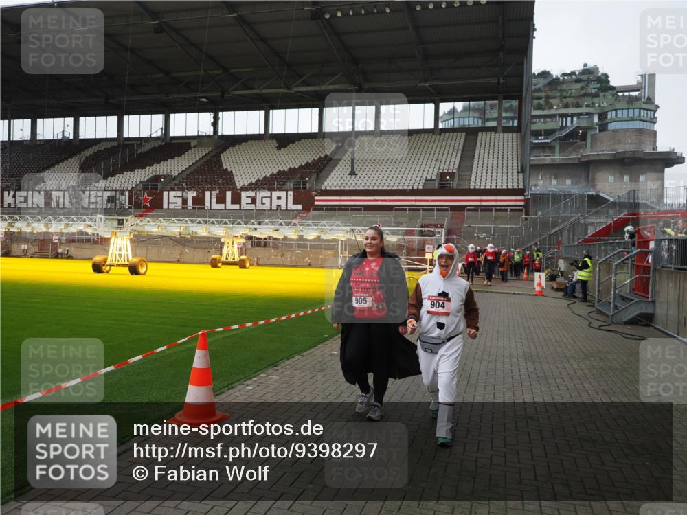 07.12.2025 - St. Pauli X-Mass-Run No. 15 Fabian Wolf http://msf.ph/oto/9398297 07.12.2025 10:50:18 Ziel 40, 904, 905, 4110, 4111 meine-sportfotos.de