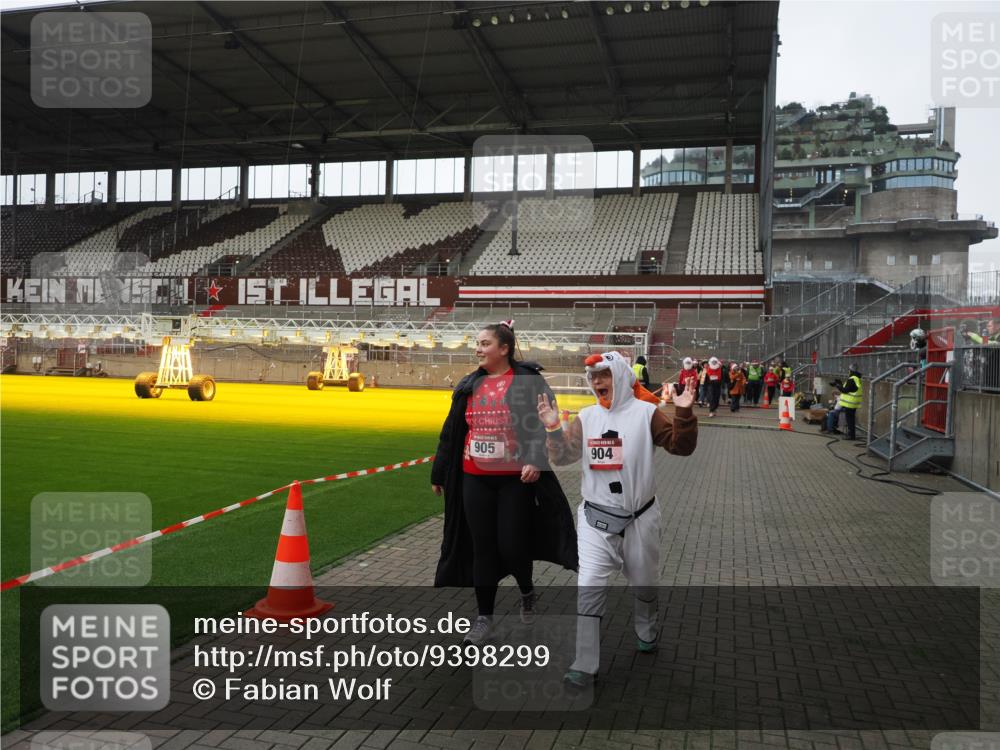 07.12.2025 - St. Pauli X-Mass-Run No. 15 Fabian Wolf http://msf.ph/oto/9398299 07.12.2025 10:50:18 Ziel 40, 904, 905, 4110, 4111 meine-sportfotos.de