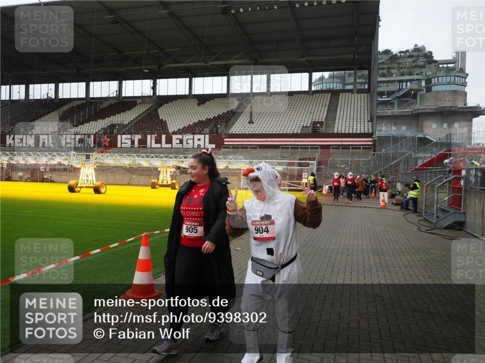 07.12.2025 - St. Pauli X-Mass-Run No. 15 Fabian Wolf http://msf.ph/oto/9398302 07.12.2025 10:50:19 Ziel 40, 904, 905, 4110, 4111, 4756 meine-sportfotos.de