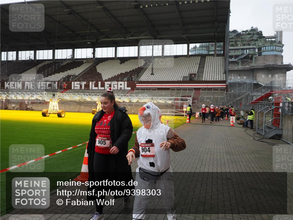 07.12.2025 - St. Pauli X-Mass-Run No. 15 Fabian Wolf http://msf.ph/oto/9398303 07.12.2025 10:50:19 Ziel 40, 904, 905, 4110, 4111, 4756 meine-sportfotos.de