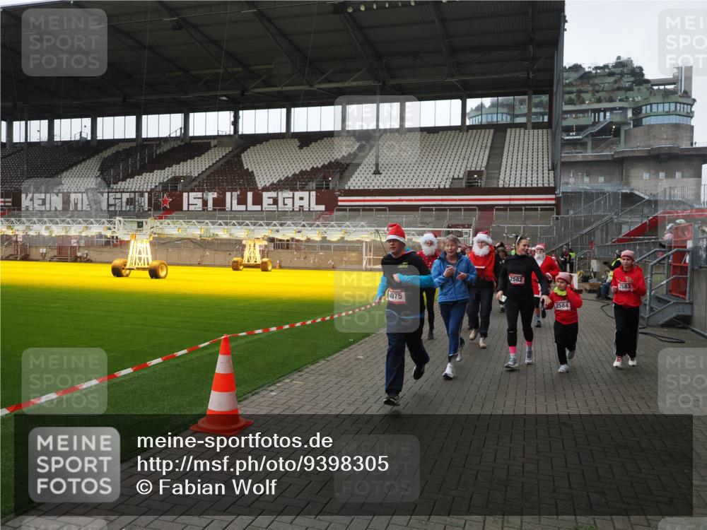 07.12.2025 - St. Pauli X-Mass-Run No. 15 Fabian Wolf http://msf.ph/oto/9398305 07.12.2025 10:50:29 Ziel 2250, 2460, 2582, 2583, 2584, 3287, 3291, 3368, 4075, 4110, 4111, 4756, 4757, 4759 meine-sportfotos.de