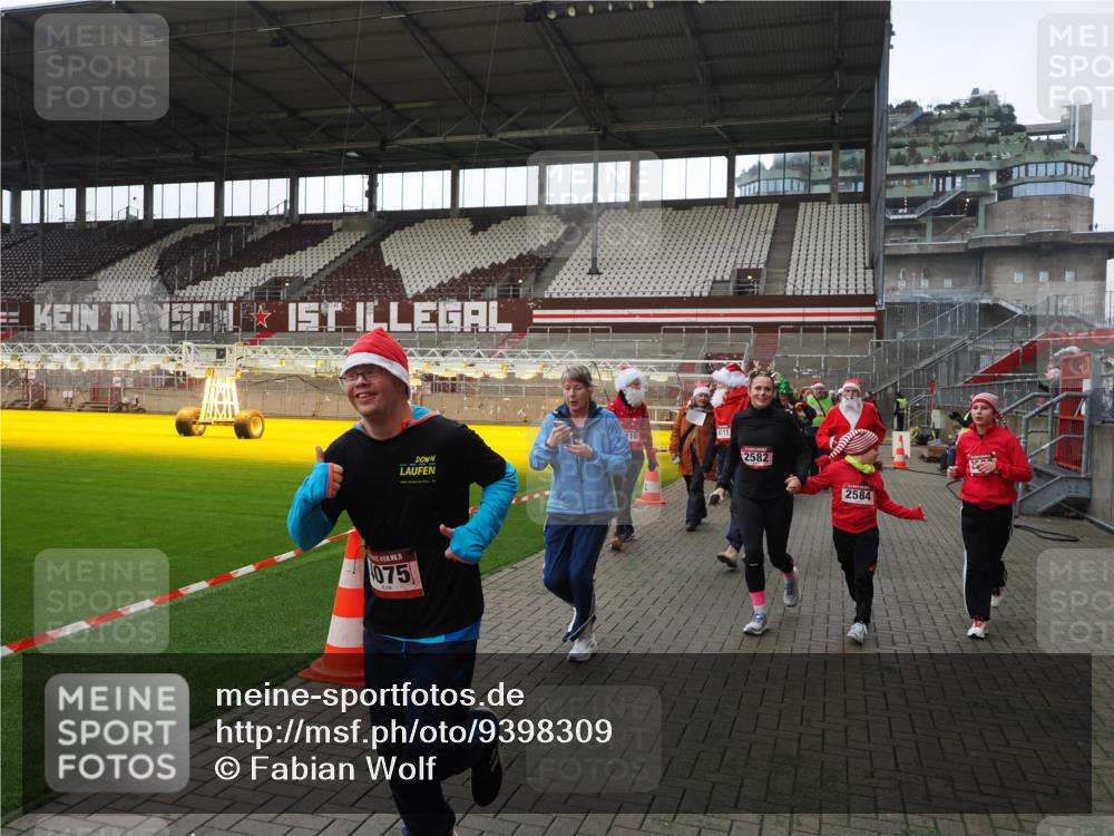 07.12.2025 - St. Pauli X-Mass-Run No. 15 Fabian Wolf http://msf.ph/oto/9398309 07.12.2025 10:50:30 Ziel 2250, 2460, 2582, 2583, 2584, 3287, 3291, 3368, 4075, 4110, 4111, 4756, 4757, 4759 meine-sportfotos.de