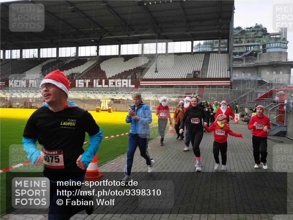 07.12.2025 - St. Pauli X-Mass-Run No. 15 Fabian Wolf http://msf.ph/oto/9398310 07.12.2025 10:50:30 Ziel 2250, 2460, 2582, 2583, 2584, 3287, 3291, 3368, 4075, 4110, 4111, 4756, 4757, 4759 meine-sportfotos.de