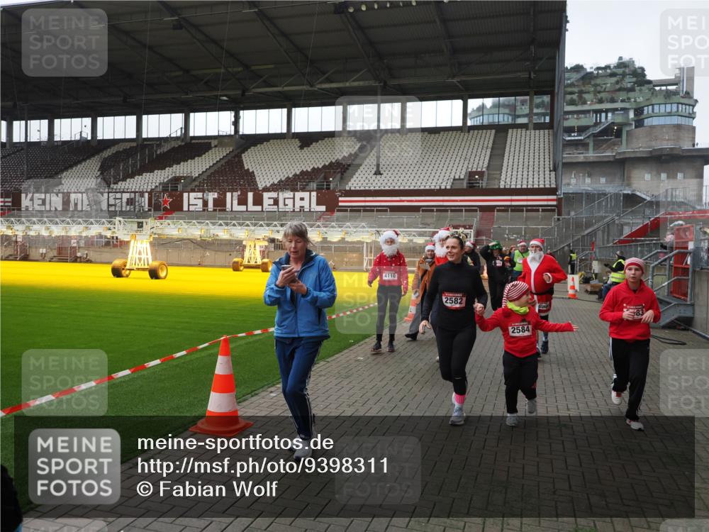 07.12.2025 - St. Pauli X-Mass-Run No. 15 Fabian Wolf http://msf.ph/oto/9398311 07.12.2025 10:50:30 Ziel 2250, 2460, 2582, 2583, 2584, 3287, 3291, 3368, 4075, 4110, 4111, 4756, 4757, 4759 meine-sportfotos.de