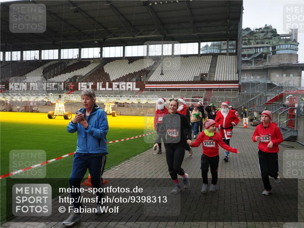 07.12.2025 - St. Pauli X-Mass-Run No. 15 Fabian Wolf http://msf.ph/oto/9398313 07.12.2025 10:50:30 Ziel 2250, 2460, 2582, 2583, 2584, 3287, 3291, 3368, 4075, 4110, 4111, 4756, 4757, 4759 meine-sportfotos.de