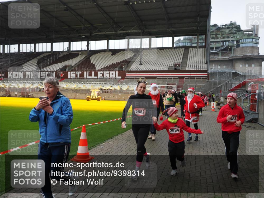 07.12.2025 - St. Pauli X-Mass-Run No. 15 Fabian Wolf http://msf.ph/oto/9398314 07.12.2025 10:50:31 Ziel 2250, 2460, 2582, 2583, 2584, 3287, 3291, 3368, 4075, 4110, 4111, 4756, 4757, 4759 meine-sportfotos.de