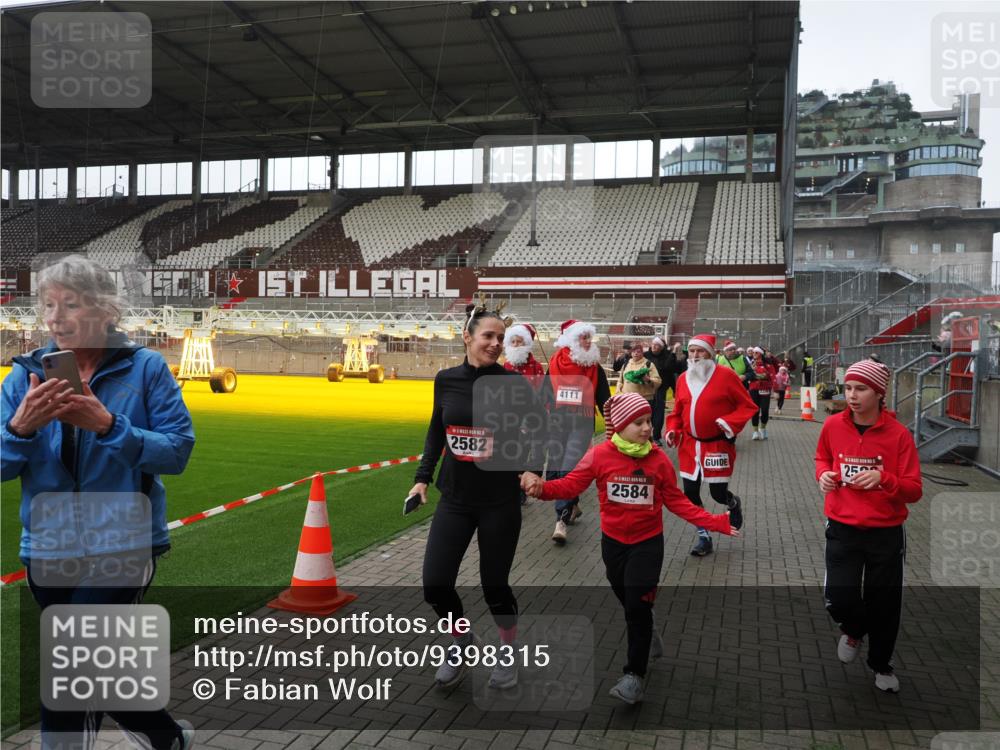 07.12.2025 - St. Pauli X-Mass-Run No. 15 Fabian Wolf http://msf.ph/oto/9398315 07.12.2025 10:50:31 Ziel 2250, 2460, 2582, 2583, 2584, 3287, 3291, 3368, 4075, 4110, 4111, 4756, 4757, 4759 meine-sportfotos.de