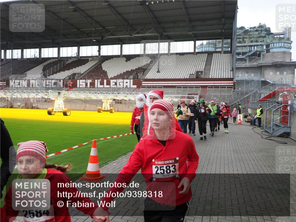 07.12.2025 - St. Pauli X-Mass-Run No. 15 Fabian Wolf http://msf.ph/oto/9398318 07.12.2025 10:50:32 Ziel 2250, 2460, 2582, 2583, 2584, 3287, 3291, 3368, 4075, 4110, 4111, 4756, 4757, 4759 meine-sportfotos.de