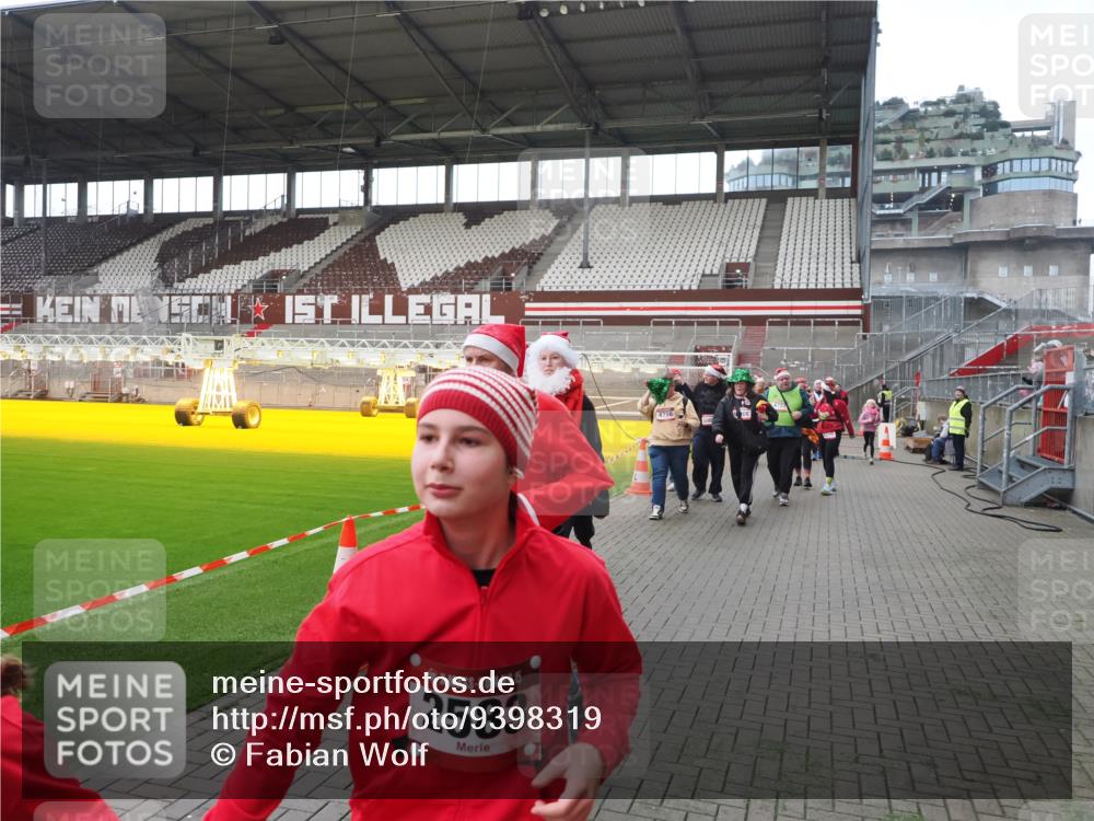 07.12.2025 - St. Pauli X-Mass-Run No. 15 Fabian Wolf http://msf.ph/oto/9398319 07.12.2025 10:50:32 Ziel 2250, 2460, 2582, 2583, 2584, 3287, 3291, 3368, 4075, 4110, 4111, 4756, 4757, 4759 meine-sportfotos.de