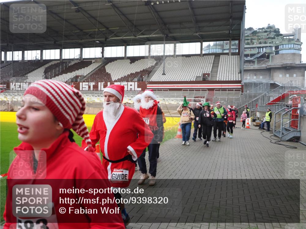 07.12.2025 - St. Pauli X-Mass-Run No. 15 Fabian Wolf http://msf.ph/oto/9398320 07.12.2025 10:50:32 Ziel 2250, 2460, 2582, 2583, 2584, 3287, 3291, 3368, 4075, 4110, 4111, 4756, 4757, 4759 meine-sportfotos.de