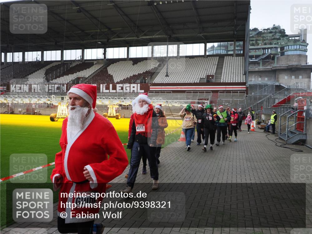 07.12.2025 - St. Pauli X-Mass-Run No. 15 Fabian Wolf http://msf.ph/oto/9398321 07.12.2025 10:50:33 Ziel 1726, 1729, 2250, 2460, 2582, 2583, 2584, 3287, 3291, 3368, 4075, 4110, 4111, 4756, 4757, 4759 meine-sportfotos.de