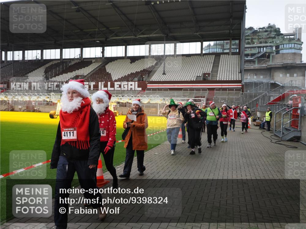 07.12.2025 - St. Pauli X-Mass-Run No. 15 Fabian Wolf http://msf.ph/oto/9398324 07.12.2025 10:50:34 Ziel 1726, 1729, 2250, 2460, 2582, 2583, 2584, 3287, 3291, 3368, 4075, 4110, 4111, 4756, 4757, 4759 meine-sportfotos.de