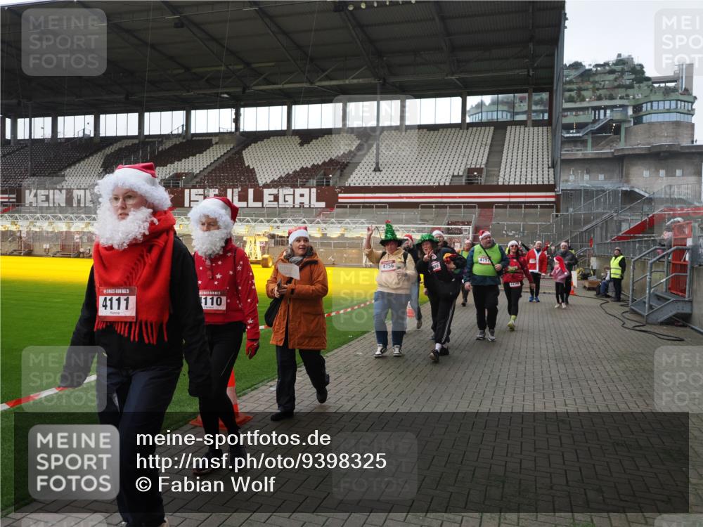 07.12.2025 - St. Pauli X-Mass-Run No. 15 Fabian Wolf http://msf.ph/oto/9398325 07.12.2025 10:50:34 Ziel 1726, 1729, 2250, 2460, 2582, 2583, 2584, 3287, 3291, 3368, 4075, 4110, 4111, 4756, 4757, 4759 meine-sportfotos.de