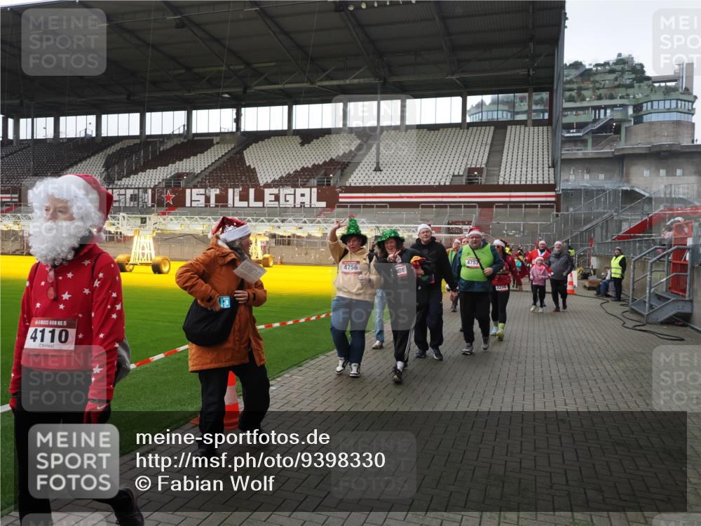 07.12.2025 - St. Pauli X-Mass-Run No. 15 Fabian Wolf http://msf.ph/oto/9398330 07.12.2025 10:50:35 Ziel 1726, 1729, 1730, 2250, 2460, 2582, 2583, 2584, 3287, 3291, 3368, 4075, 4110, 4111, 4756, 4757, 4759 meine-sportfotos.de