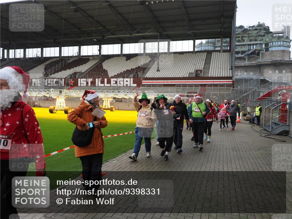 07.12.2025 - St. Pauli X-Mass-Run No. 15 Fabian Wolf http://msf.ph/oto/9398331 07.12.2025 10:50:35 Ziel 1726, 1729, 1730, 2250, 2460, 2582, 2583, 2584, 3287, 3291, 3368, 4075, 4110, 4111, 4756, 4757, 4759 meine-sportfotos.de