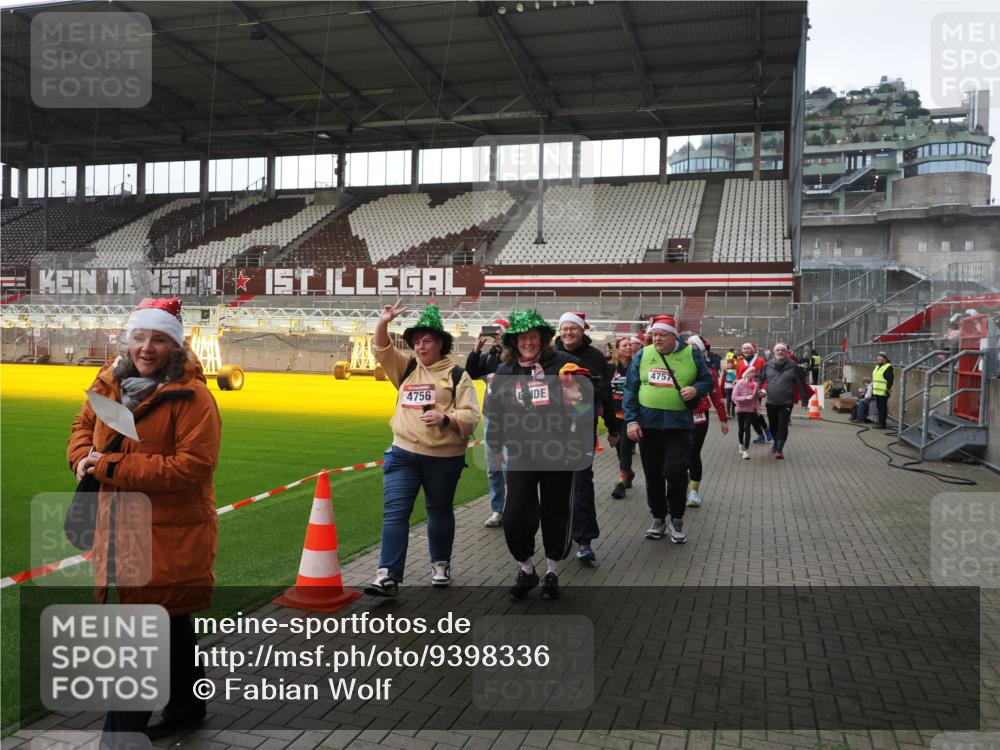 07.12.2025 - St. Pauli X-Mass-Run No. 15 Fabian Wolf http://msf.ph/oto/9398336 07.12.2025 10:50:36 Ziel 1726, 1729, 1730, 2250, 2460, 2582, 2583, 2584, 3287, 3291, 3368, 4075, 4110, 4111, 4756, 4757, 4759 meine-sportfotos.de