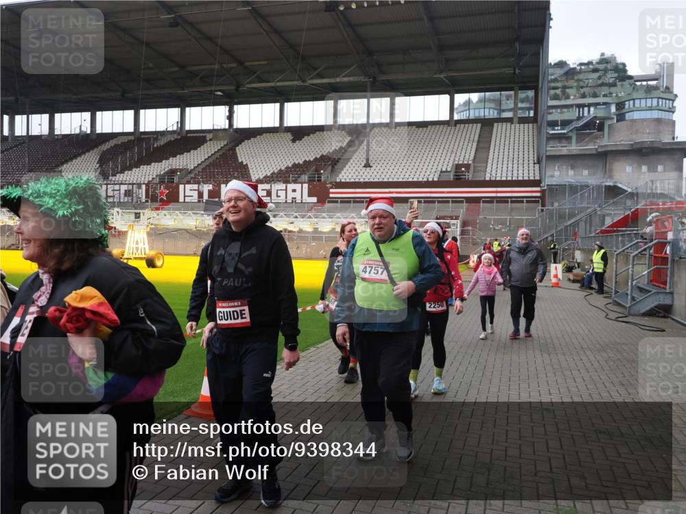 07.12.2025 - St. Pauli X-Mass-Run No. 15 Fabian Wolf http://msf.ph/oto/9398344 07.12.2025 10:50:38 Ziel 1726, 1729, 1730, 2250, 2460, 2582, 2583, 2584, 3287, 3291, 3368, 4075, 4756, 4757, 4759 meine-sportfotos.de