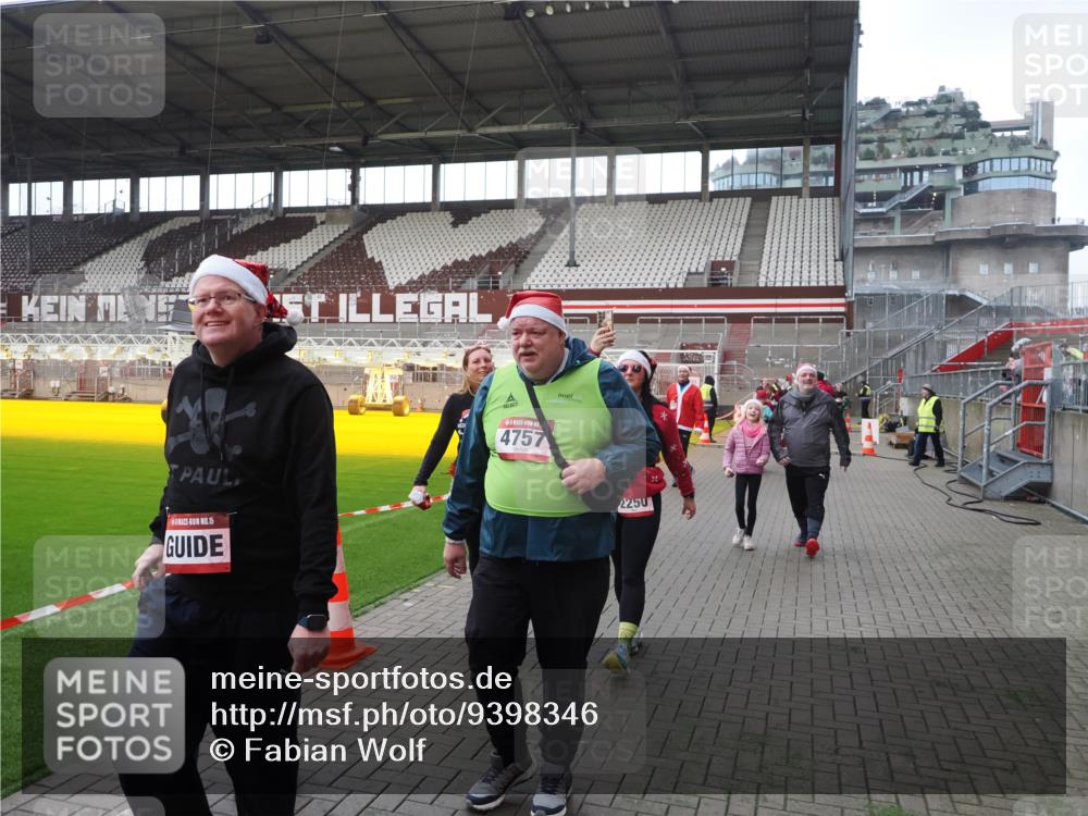 07.12.2025 - St. Pauli X-Mass-Run No. 15 Fabian Wolf http://msf.ph/oto/9398346 07.12.2025 10:50:39 Ziel 1726, 1729, 1730, 2250, 2460, 2582, 2583, 2584, 3287, 3291, 3368, 4075, 4756, 4757, 4759 meine-sportfotos.de