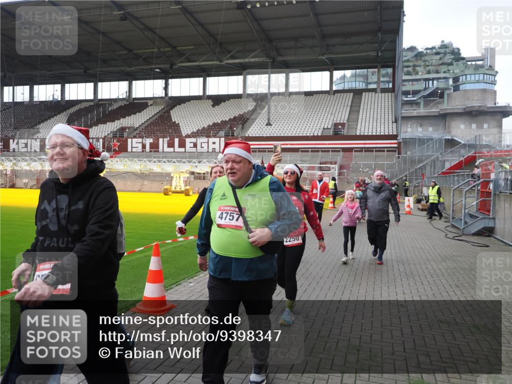 07.12.2025 - St. Pauli X-Mass-Run No. 15 Fabian Wolf http://msf.ph/oto/9398347 07.12.2025 10:50:39 Ziel 1726, 1729, 1730, 2250, 2460, 2582, 2583, 2584, 3287, 3291, 3368, 4075, 4756, 4757, 4759 meine-sportfotos.de