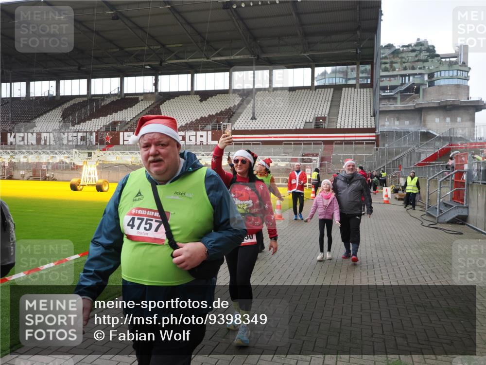 07.12.2025 - St. Pauli X-Mass-Run No. 15 Fabian Wolf http://msf.ph/oto/9398349 07.12.2025 10:50:40 Ziel 1726, 1729, 1730, 2250, 2460, 2582, 2583, 2584, 2763, 3287, 3291, 3368, 4075, 4757, 4759, 4760 meine-sportfotos.de