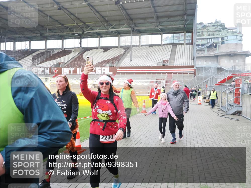 07.12.2025 - St. Pauli X-Mass-Run No. 15 Fabian Wolf http://msf.ph/oto/9398351 07.12.2025 10:50:40 Ziel 1726, 1729, 1730, 2250, 2460, 2582, 2583, 2584, 2763, 3287, 3291, 3368, 4075, 4757, 4759, 4760 meine-sportfotos.de