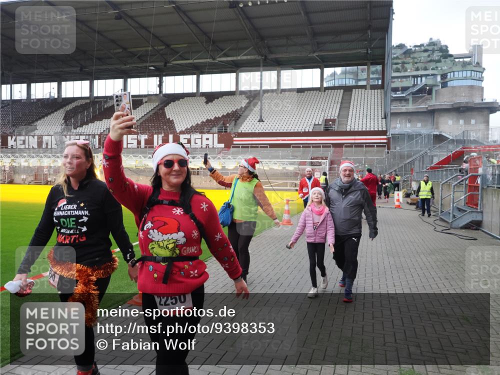 07.12.2025 - St. Pauli X-Mass-Run No. 15 Fabian Wolf http://msf.ph/oto/9398353 07.12.2025 10:50:41 Ziel 564, 1726, 1729, 1730, 2250, 2460, 2583, 2763, 3287, 3291, 3368, 4075, 4537, 4760 meine-sportfotos.de