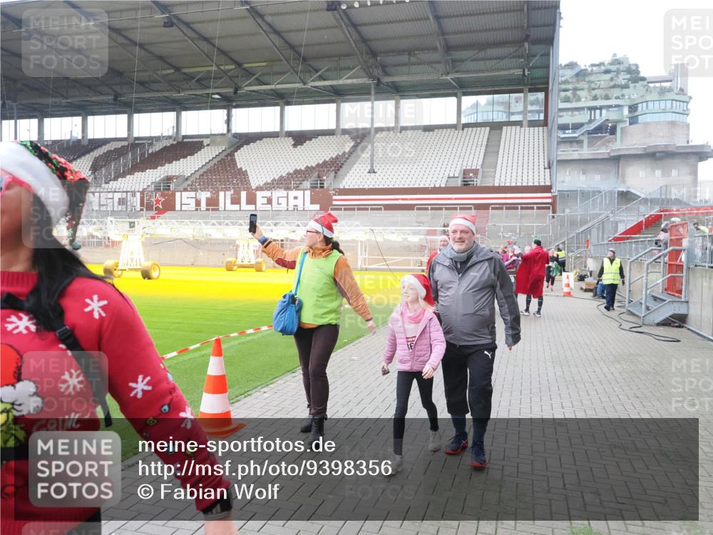 07.12.2025 - St. Pauli X-Mass-Run No. 15 Fabian Wolf http://msf.ph/oto/9398356 07.12.2025 10:50:42 Ziel 564, 1726, 1729, 1730, 2250, 2460, 2763, 3287, 3291, 3368, 4075, 4535, 4537, 4760, 4881 meine-sportfotos.de