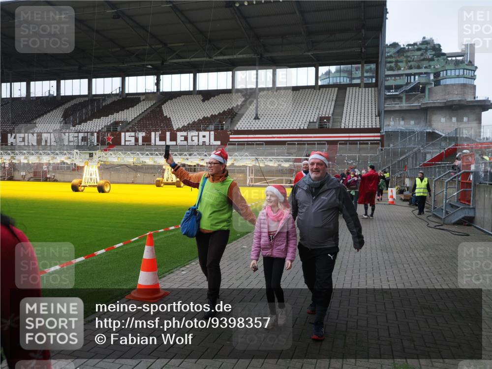07.12.2025 - St. Pauli X-Mass-Run No. 15 Fabian Wolf http://msf.ph/oto/9398357 07.12.2025 10:50:42 Ziel 564, 1726, 1729, 1730, 2250, 2460, 2763, 3287, 3291, 3368, 4075, 4535, 4537, 4760, 4881 meine-sportfotos.de