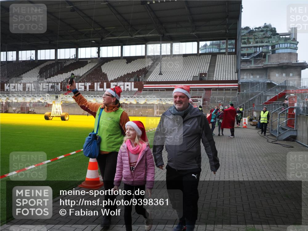 07.12.2025 - St. Pauli X-Mass-Run No. 15 Fabian Wolf http://msf.ph/oto/9398361 07.12.2025 10:50:43 Ziel 564, 1726, 1729, 1730, 2250, 2460, 2763, 3287, 3368, 4535, 4537, 4760, 4881 meine-sportfotos.de