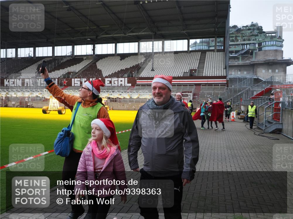 07.12.2025 - St. Pauli X-Mass-Run No. 15 Fabian Wolf http://msf.ph/oto/9398363 07.12.2025 10:50:43 Ziel 564, 1726, 1729, 1730, 2250, 2460, 2763, 3287, 3368, 4535, 4537, 4760, 4881 meine-sportfotos.de