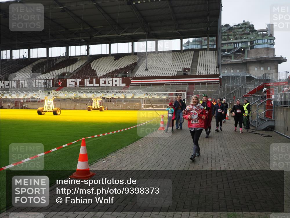 07.12.2025 - St. Pauli X-Mass-Run No. 15 Fabian Wolf http://msf.ph/oto/9398373 07.12.2025 10:50:49 Ziel 381, 564, 1726, 1729, 1730, 2737, 2738, 2763, 3368, 4535, 4537, 4760, 4881 meine-sportfotos.de
